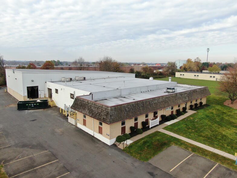 30 Industrial Dr, Warminster, PA for lease - Building Photo - Image 2 of 3
