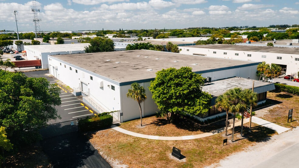 5280 NW 165th St, Hialeah, FL for lease - Building Photo - Image 3 of 15