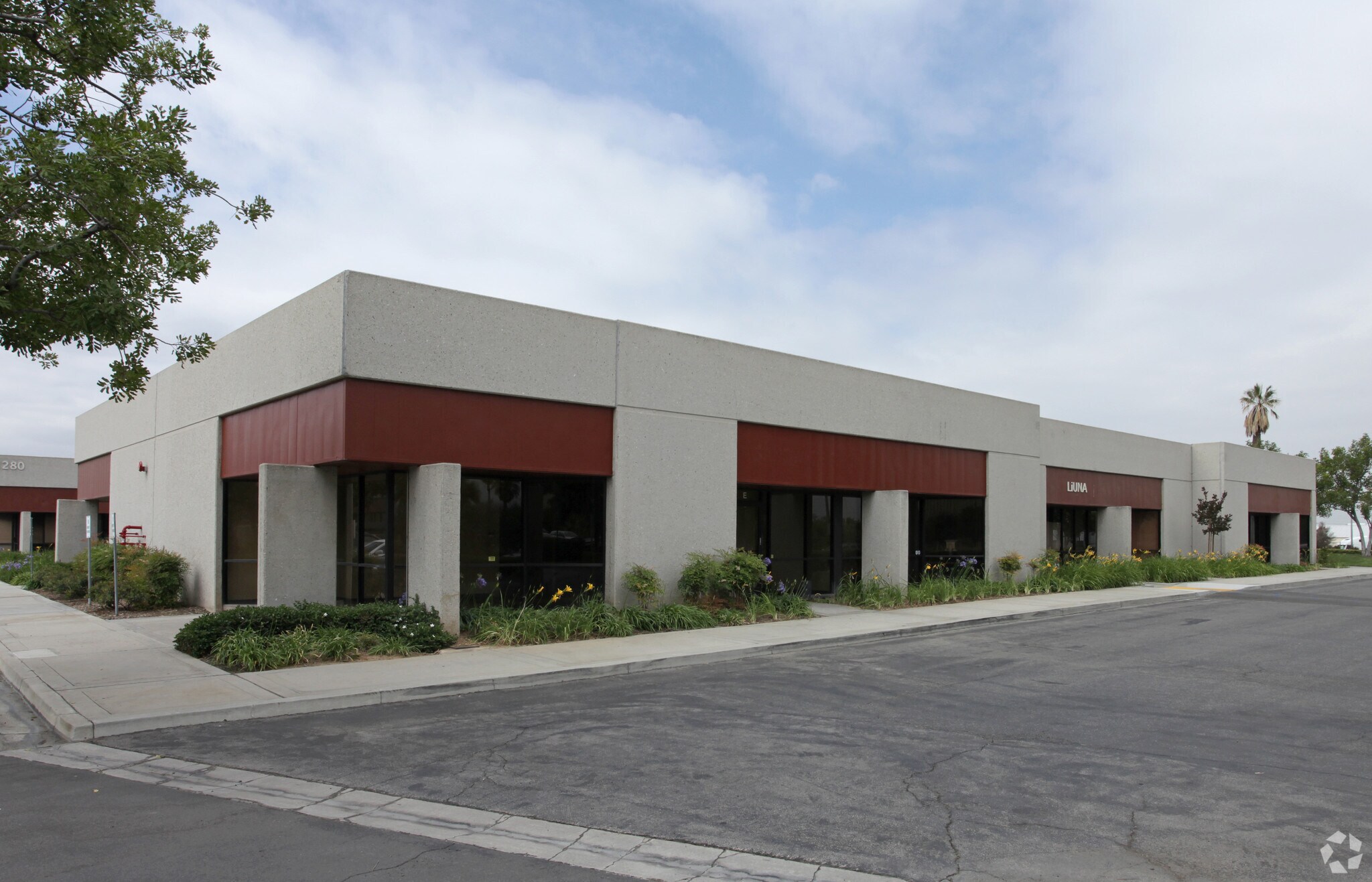 IOWA CORPORATE CENTER portfolio of 6 properties for sale on LoopNet.com Primary Photo- Image 1 of 7