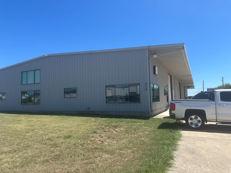 216 Tradesmen Dr, Hutto, TX for lease - Building Photo - Image 1 of 4