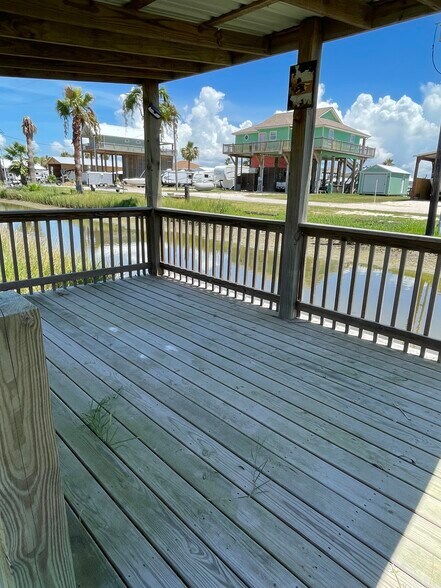 1204 Monkhouse, Crystal Beach, TX for sale - Primary Photo - Image 1 of 9