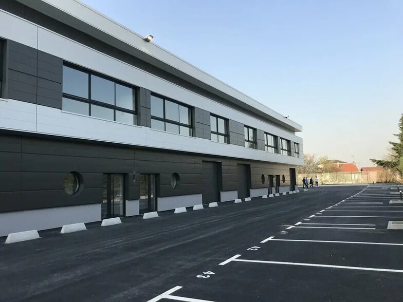 24 Allée De Dublin, Les Pavillons-sous-Bois for lease - Building Photo - Image 2 of 8