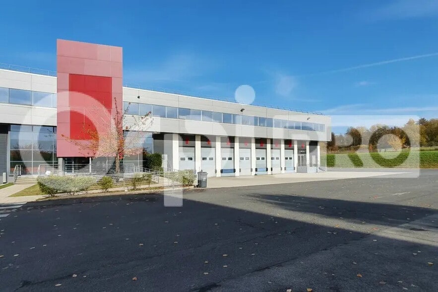 Industrial in Les Ulis for lease - Building Photo - Image 1 of 7