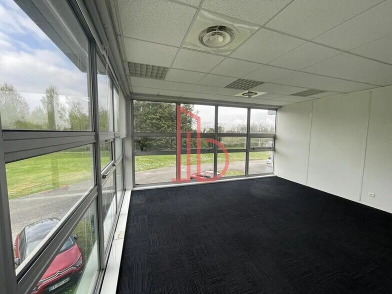 Office in Bordeaux for lease - Interior Photo - Image 3 of 5