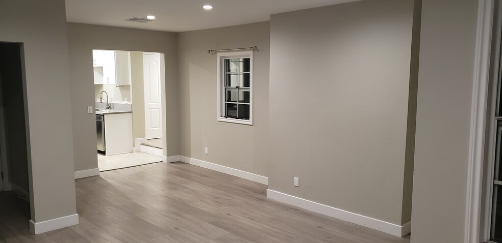 11346 Santol Dr, Sylmar, CA for sale - Interior Photo - Image 3 of 27