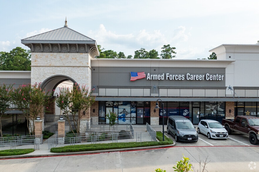 2105-2129 W Davis St, Conroe, TX for lease - Building Photo - Image 2 of 32