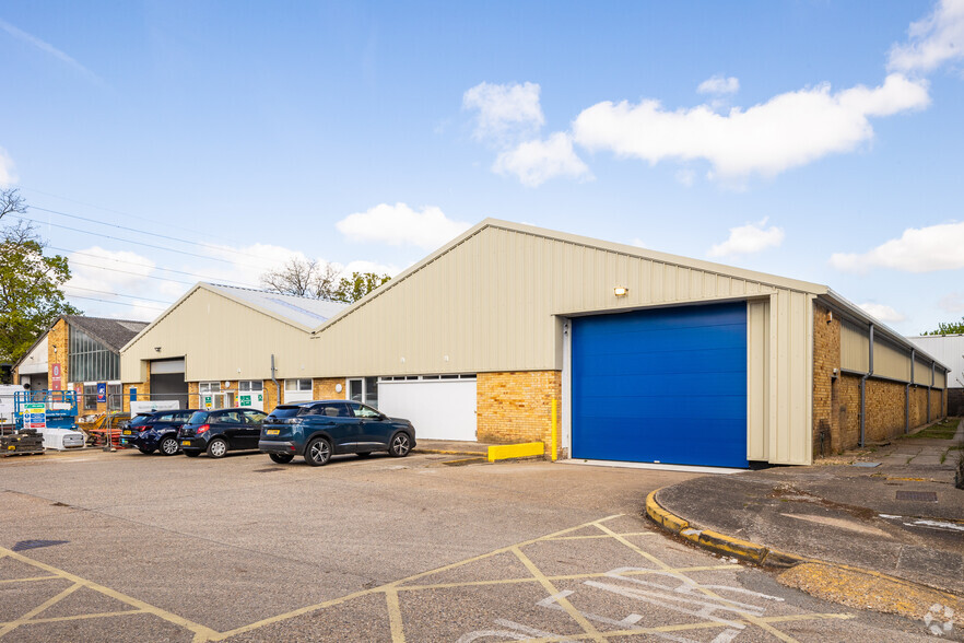 111 Chertsey Rd, Byfleet for lease - Building Photo - Image 3 of 3