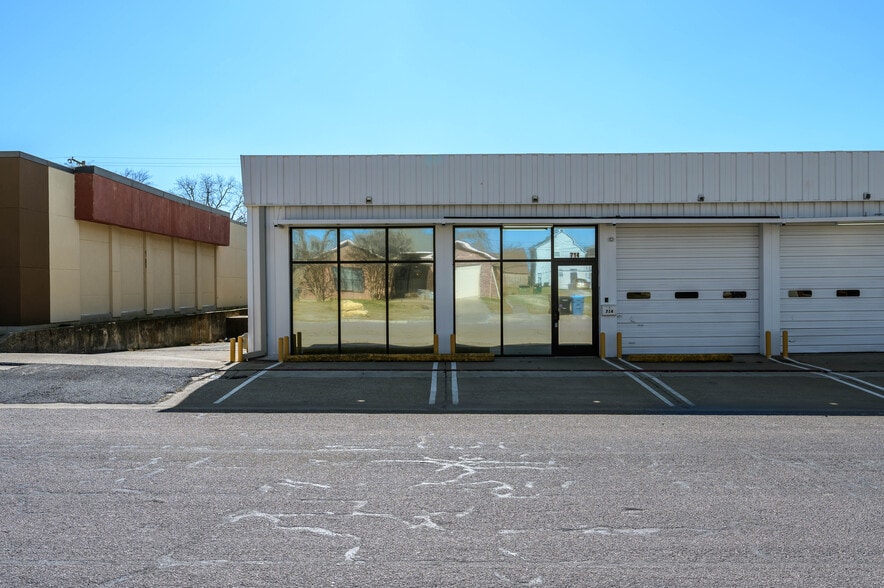 714 W Chestnut St, Denison, TX for lease - Primary Photo - Image 1 of 22