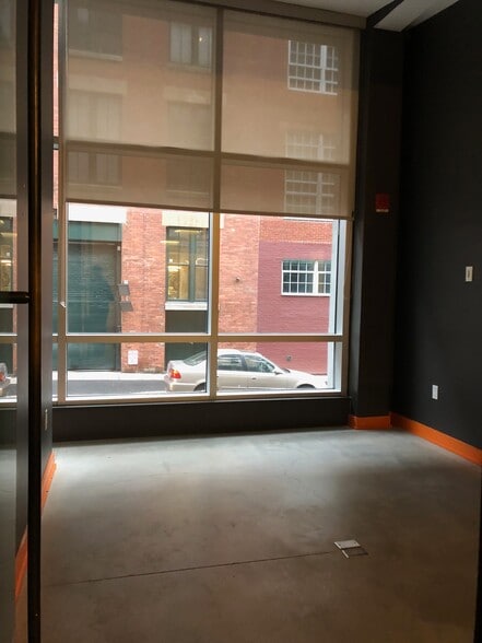 215 Water St, Brooklyn, NY for lease - Building Photo - Image 3 of 12