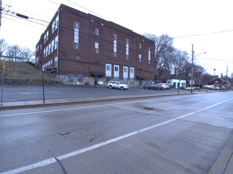 1352 5th Ave, Coraopolis, PA for lease - Building Photo - Image 1 of 12