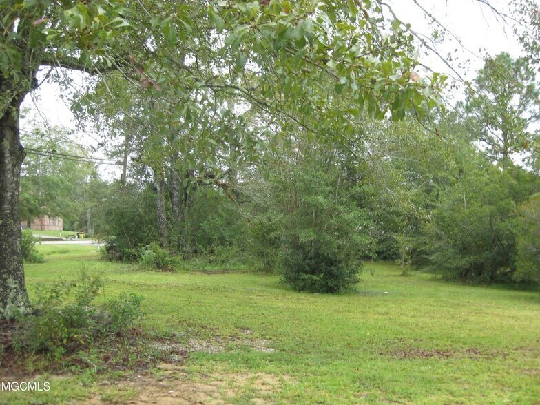 8278 Woolmarket Rd, Biloxi, MS 39532