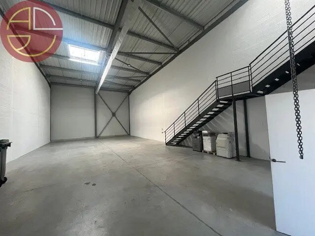 Industrial in Toulouse for lease - Interior Photo - Image 1 of 9