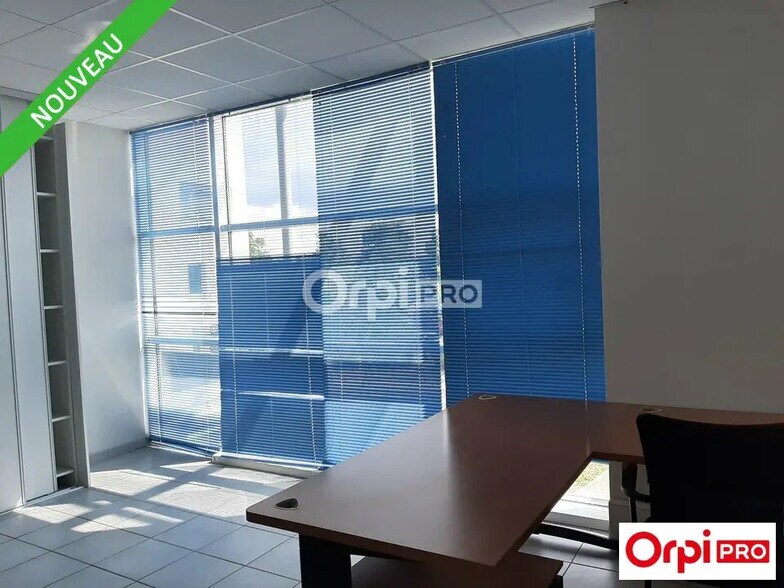 Office in Valence for lease - Interior Photo - Image 3 of 8