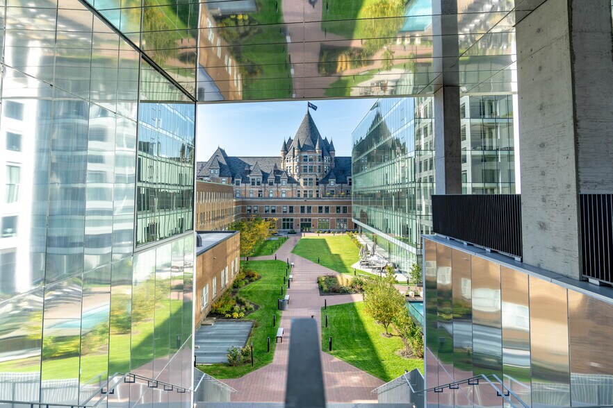 530 St Saint-Hubert, Montréal, QC for lease - Primary Photo - Image 1 of 23