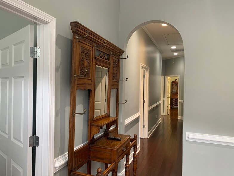 1825 Lockeway Dr, Alpharetta, GA for sale - Interior Photo - Image 3 of 24