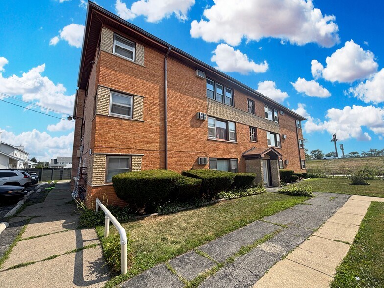 12906 Page Ct, Blue Island, IL for sale - Building Photo - Image 2 of 15