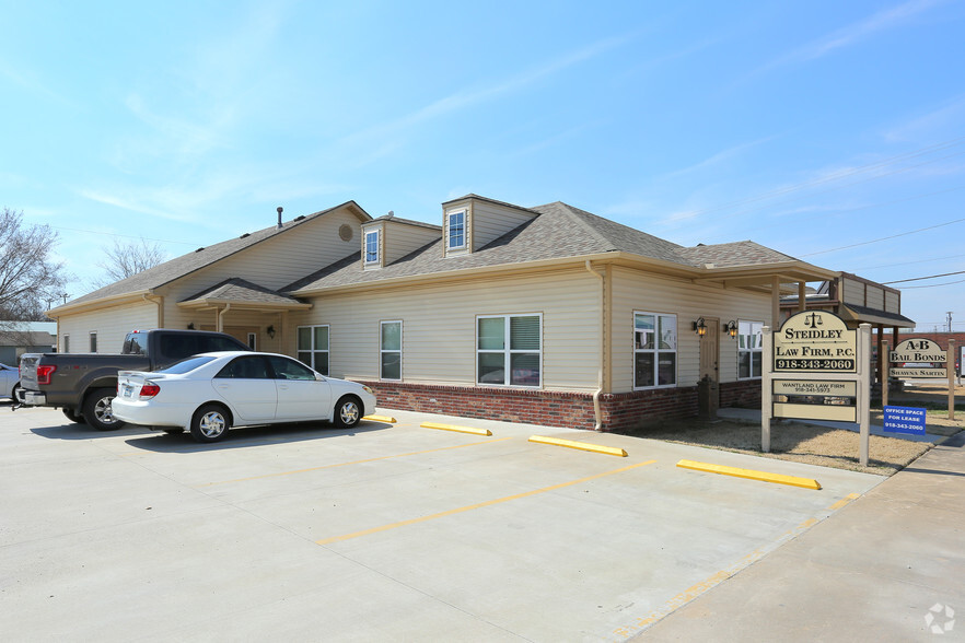 319-321 W 1st St, Claremore, OK for lease - Primary Photo - Image 1 of 3