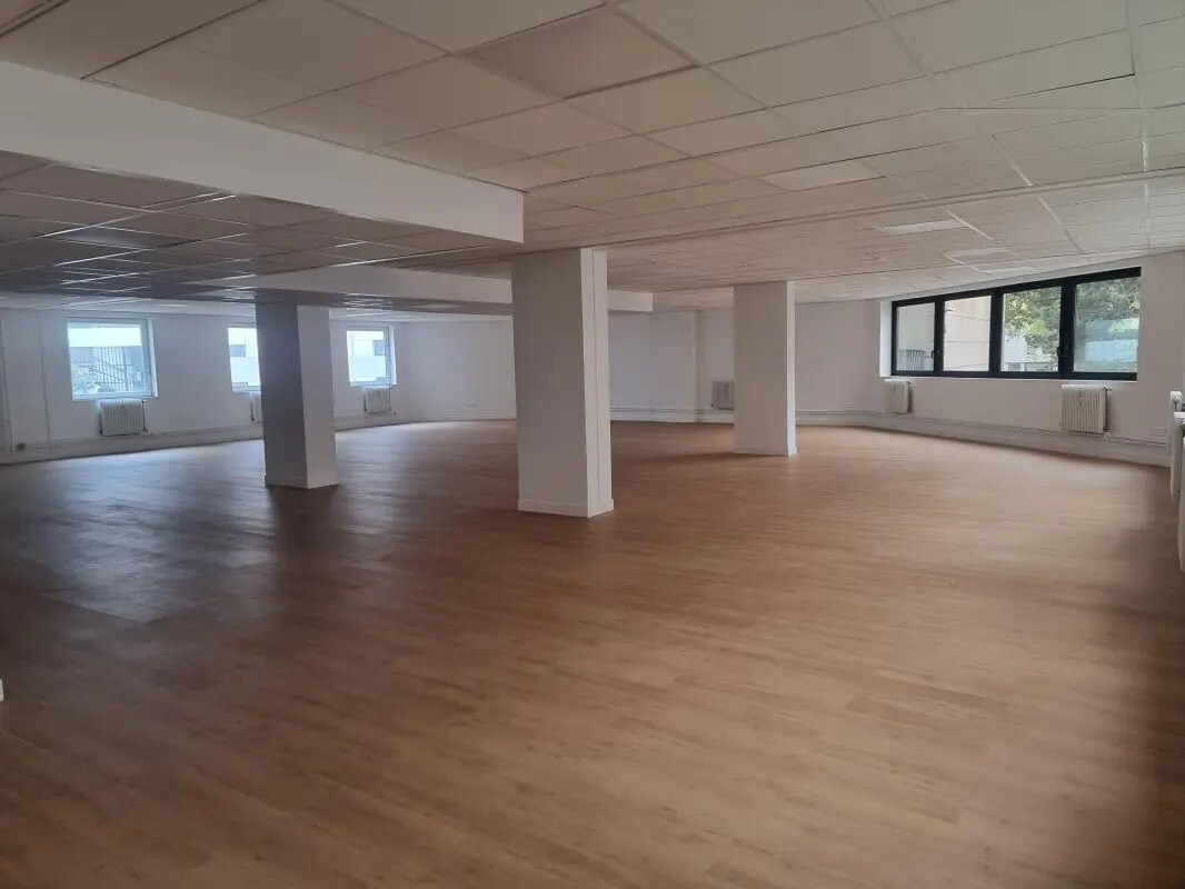Office in Montreuil for lease Interior Photo- Image 1 of 17