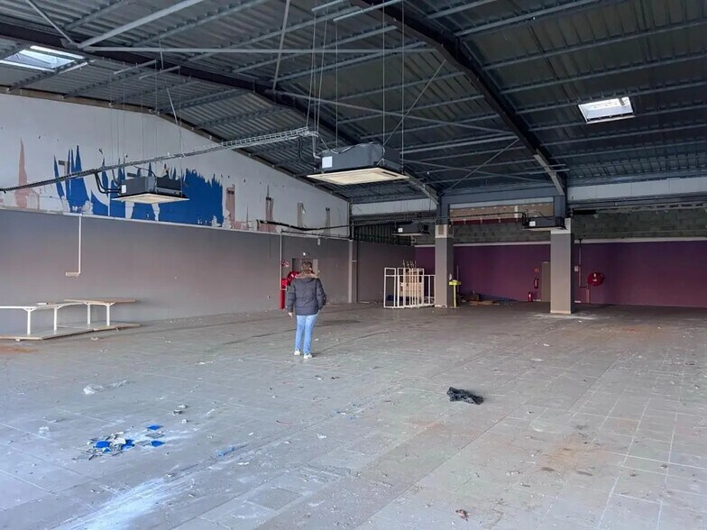 Retail in Saint-Lô for lease - Interior Photo - Image 1 of 2