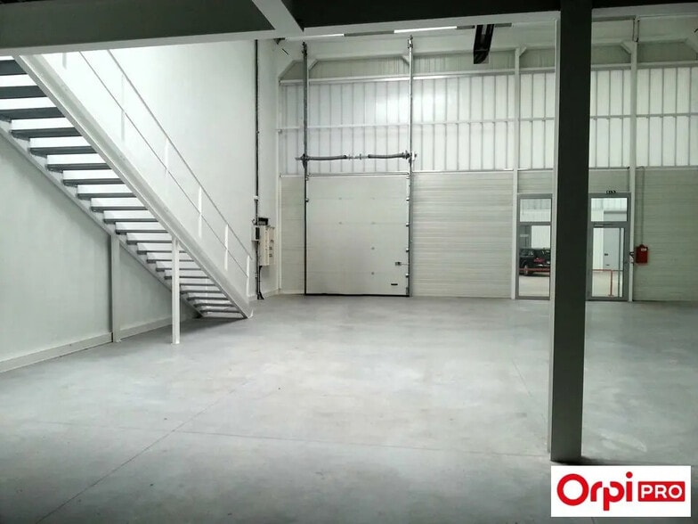 Industrial in Palaiseau for lease - Interior Photo - Image 2 of 6