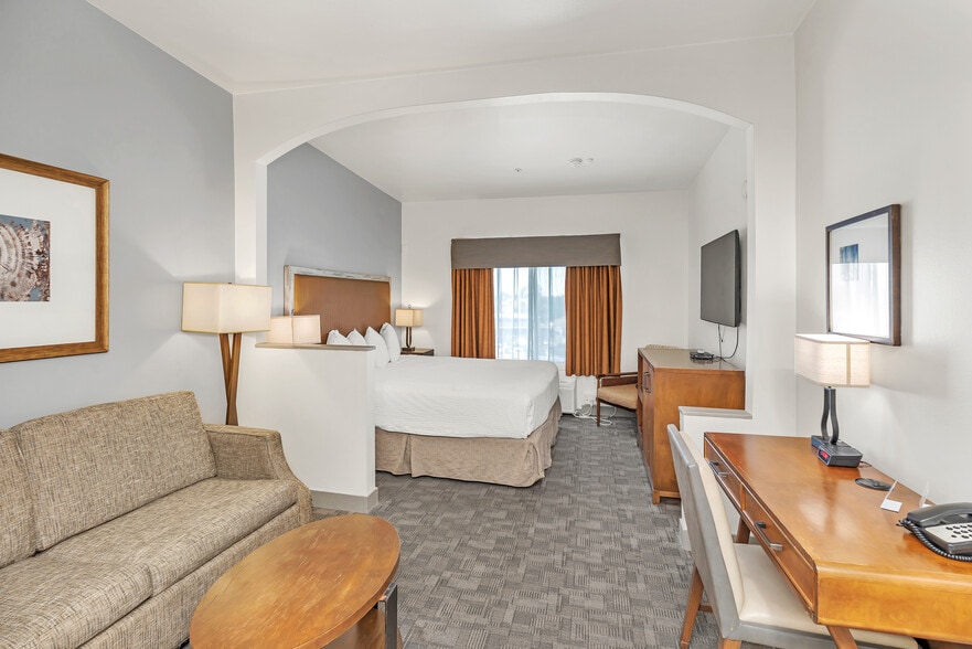 828 Real Rd, Bakersfield, CA for sale - Building Photo - Image 2 of 10