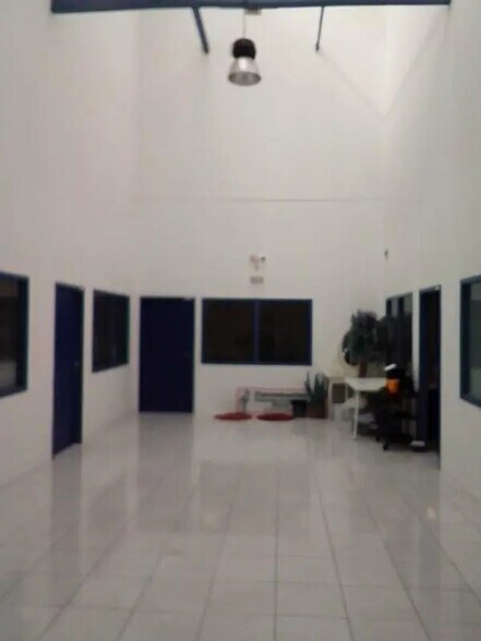 27 Boulevard Charles Moretti, Marseille for lease - Interior Photo - Image 2 of 3