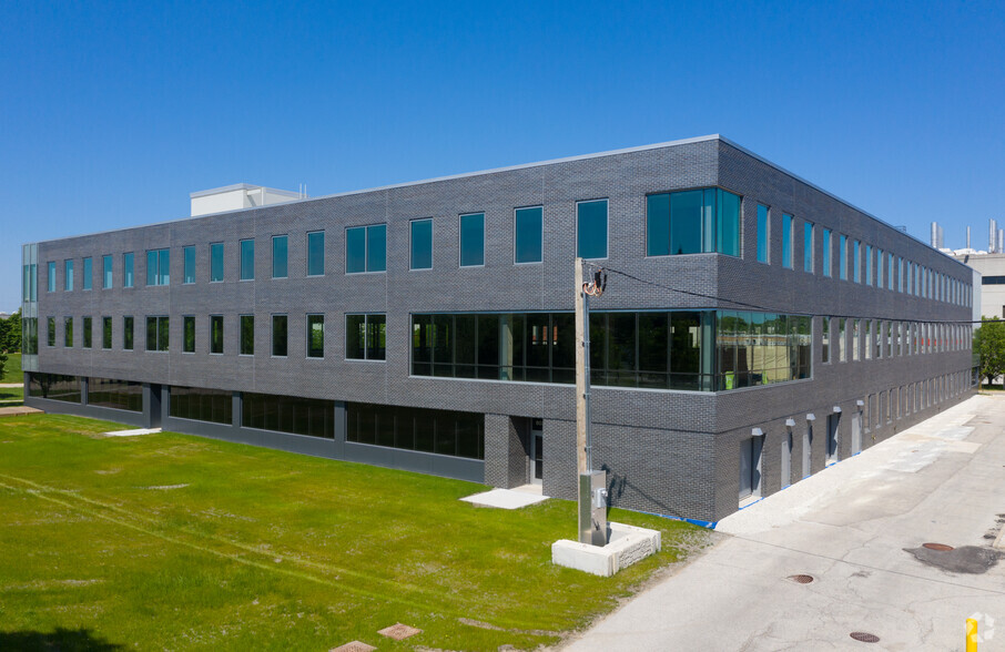 8030 Lamon Ave, Skokie, IL for lease - Building Photo - Image 2 of 2