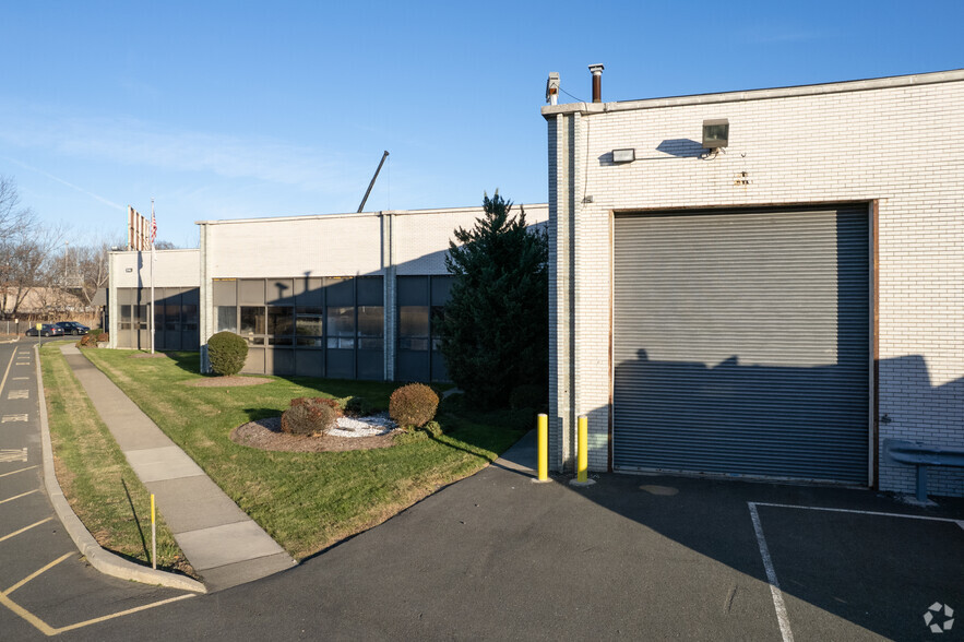 301 Mayhill St, Saddle Brook, NJ for lease - Building Photo - Image 3 of 6