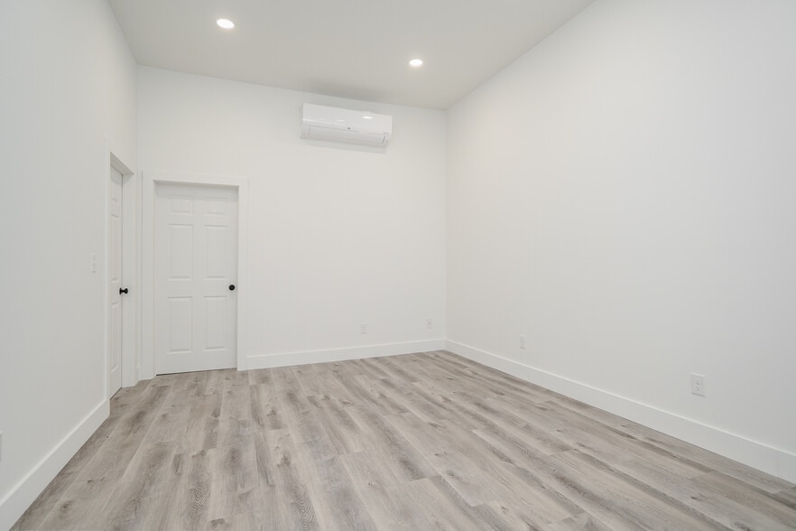 5 Riverside Rd, Sandy Hook, CT for lease - Interior Photo - Image 2 of 8