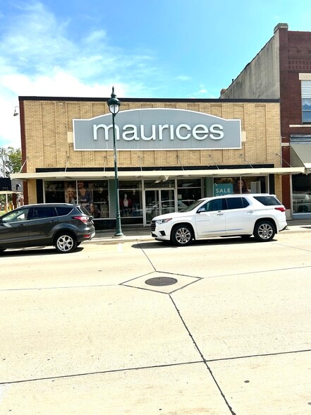 17 N Frederick Ave, Oelwein, IA for sale - Primary Photo - Image 1 of 4