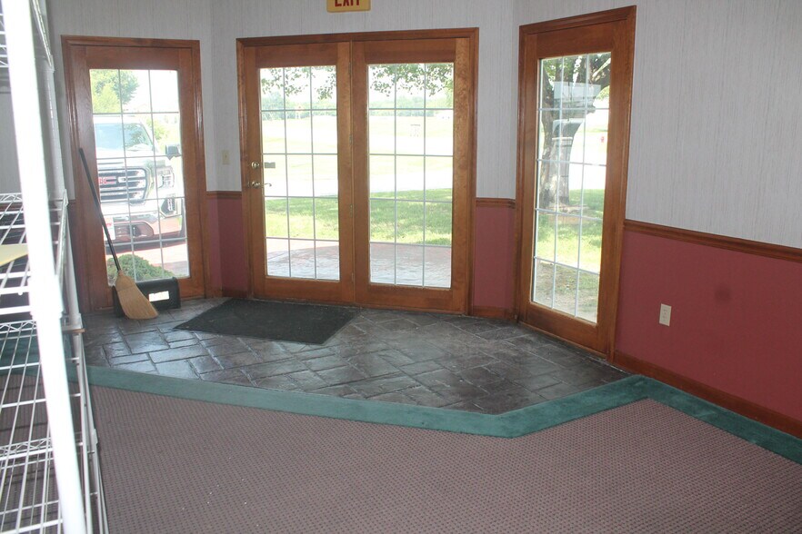 1300 N Reed Station Rd, Carbondale, IL for sale - Interior Photo - Image 2 of 27