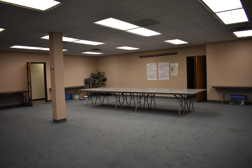 1661 Old Henderson Rd, Upper Arlington, OH for sale - Interior Photo - Image 3 of 3