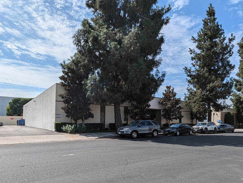 16604 Arminta St, Van Nuys, CA for lease - Building Photo - Image 1 of 2