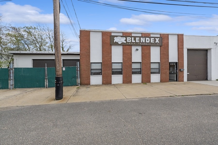135 Bangor St, Lindenhurst, NY for sale Building Photo- Image 1 of 1