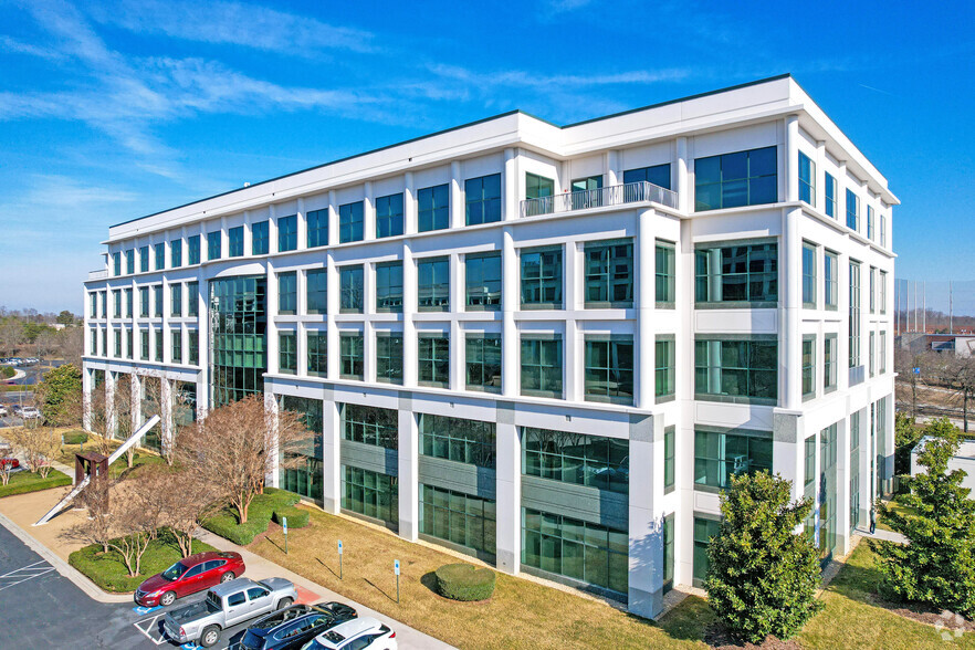 3700 Arco Corporate Dr, Charlotte, NC for lease - Primary Photo - Image 1 of 26