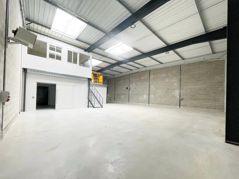 Flex in Beauvais for lease - Interior Photo - Image 2 of 11