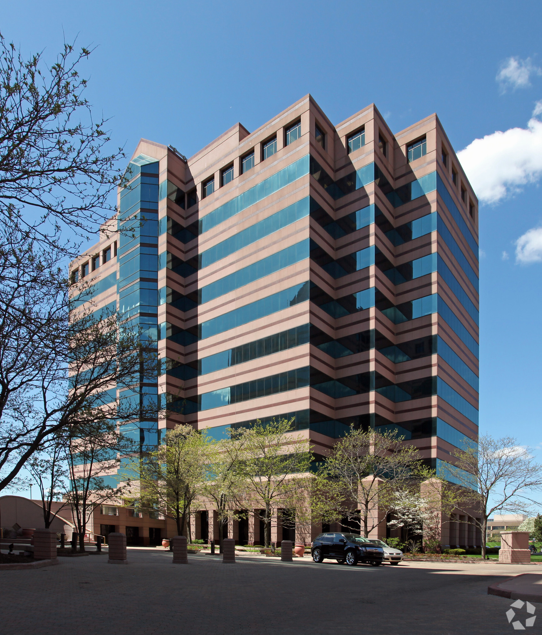 290 Town Center Dr, Dearborn, MI 48126 - Office for Lease | LoopNet.com