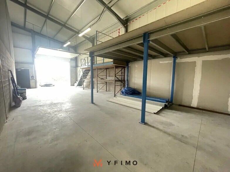 Flex in Ecquevilly for lease - Interior Photo - Image 3 of 5