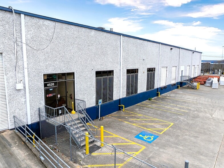 4514-4520 Tejasco, San Antonio, TX for lease - Building Photo - Image 2 of 3