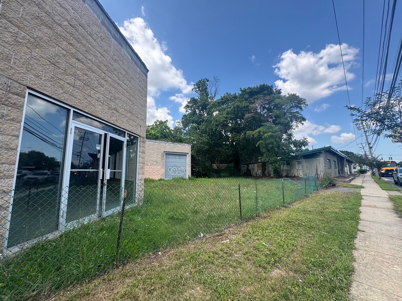 566 Broadway, Amityville, NY for sale - Building Photo - Image 3 of 10