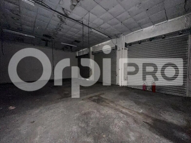 Retail in Saint-Éloy-les-Mines for lease - Interior Photo - Image 2 of 9