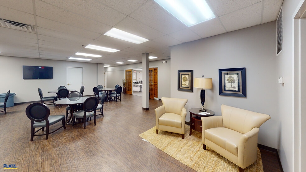 8387 Tod Ave, Youngstown, OH for sale - Interior Photo - Image 2 of 17