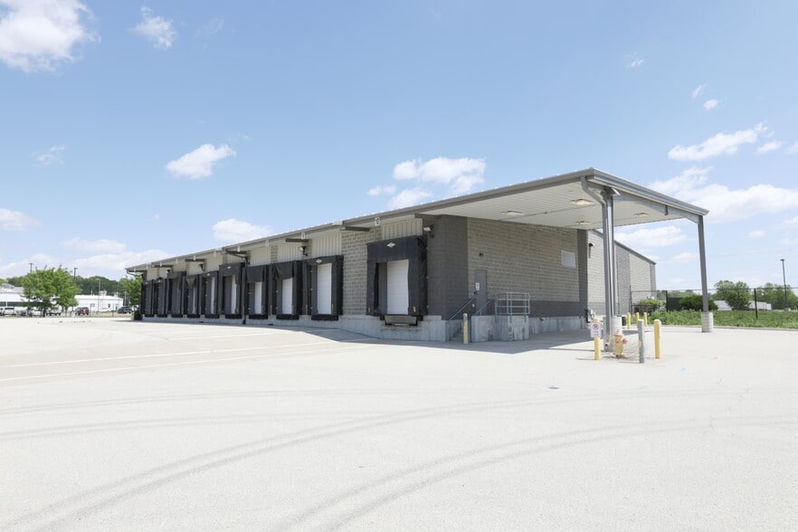 4302 NW Mattox Rd, Riverside, MO for sale - Building Photo - Image 2 of 9
