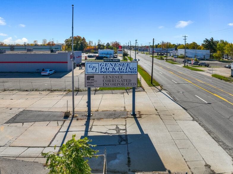 2010 N Dort Hwy, Flint, MI for sale - Building Photo - Image 2 of 35