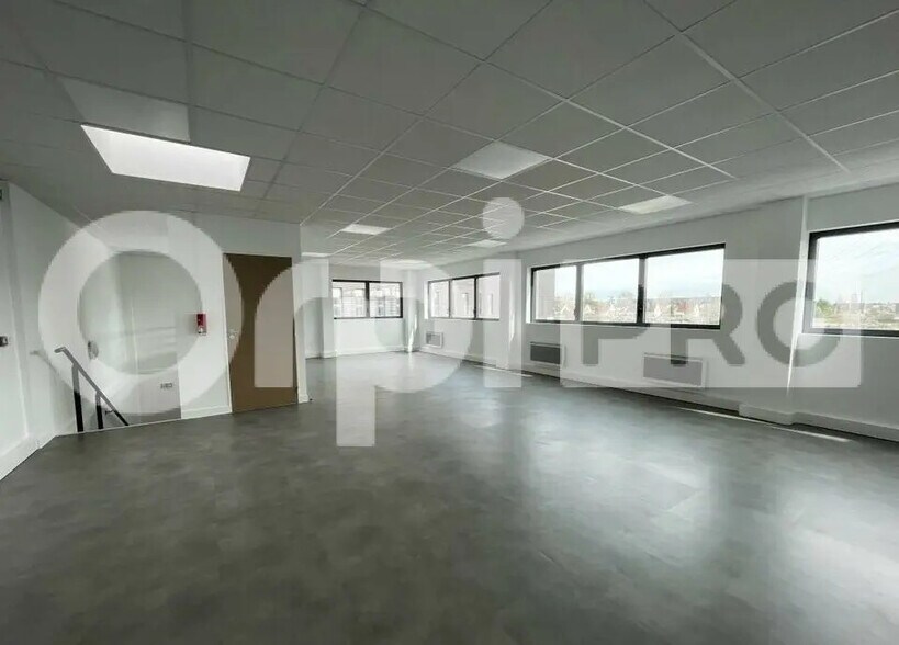 Flex in Corbeil-Essonnes for lease - Interior Photo - Image 2 of 9