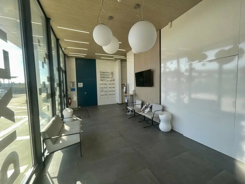 Office in Avignon for lease - Building Photo - Image 3 of 6