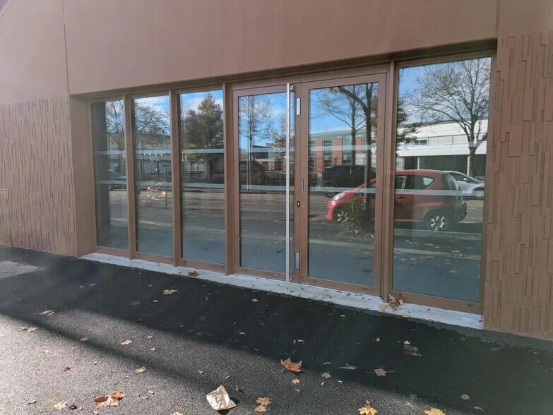 Retail in Caen for sale - Building Photo - Image 2 of 6