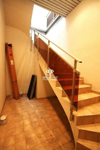 Office in Aubagne for lease - Interior Photo - Image 2 of 8