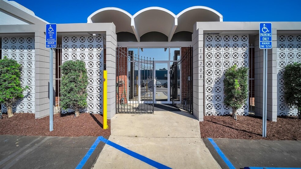 14208 Towne Ave, Los Angeles, CA for lease - Building Photo - Image 2 of 12