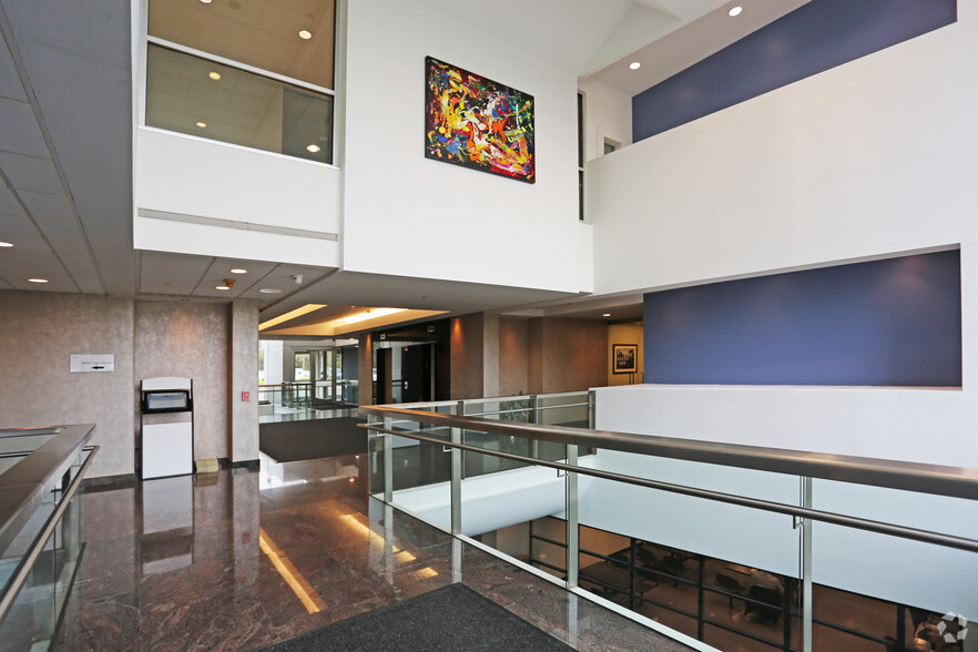 88 Froehlich Farm Blvd, Woodbury, NY for lease - Lobby - Image 2 of 4